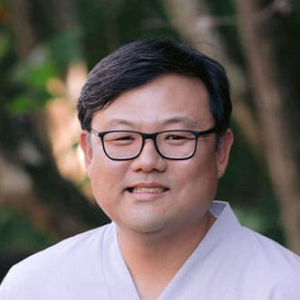 Tae-Hwi Linus Schwantes-An smiles in his headshot.