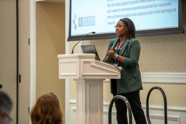 Jalysa King presents at the 2024 Notre Dame campus retreat.